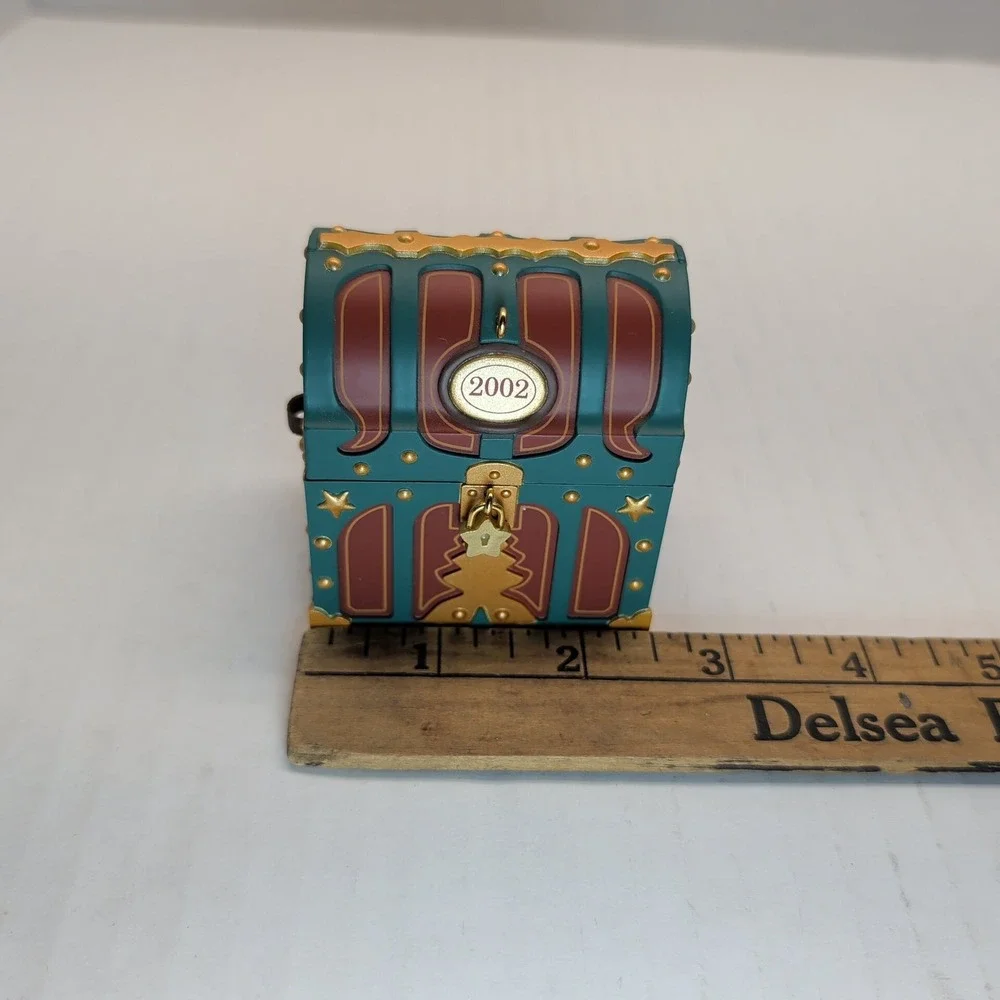 Hallmark Keepsake 2002 Merry Music Makers Wind Up Musical Toy Chest Ornament